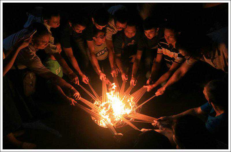 逆天改命！2025年生肖鸡贵人运爆发，三招抓住机遇