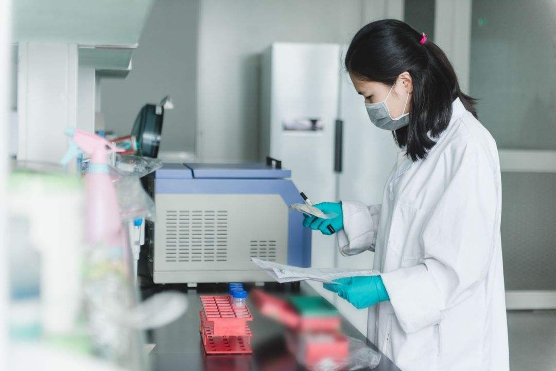 红绳如何佩戴才能招财！